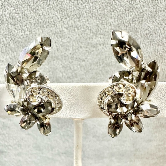 Vintage Signed Weiss Smokey Gray and Clear Rhinestone Prong Clip On Earrings - Picture 3 of 5